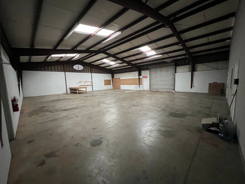 More Photos Of 4952 Tufts Rd, Mobile Warehouse For Lease