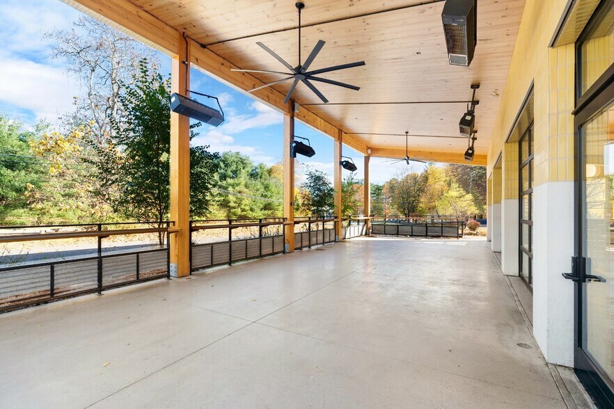 More Photos Of 261 Tinker St, Woodstock Restaurant For Sale