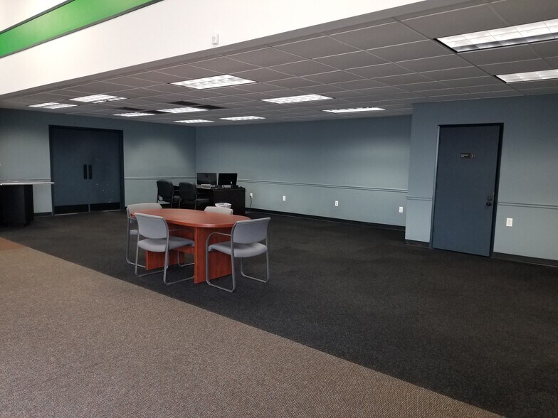 More Photos Of 4616 SE 82nd Ave, Portland Auto Dealership For Lease