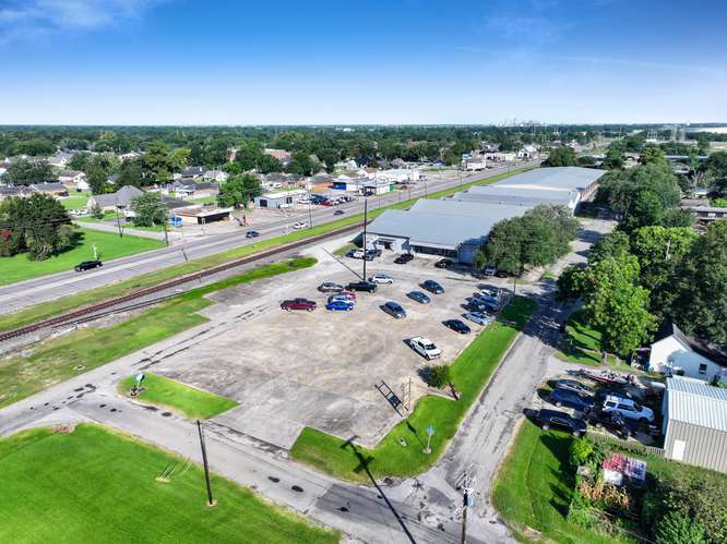 More Photos Of 1050 Detroit Ave, Nederland Distribution For Lease