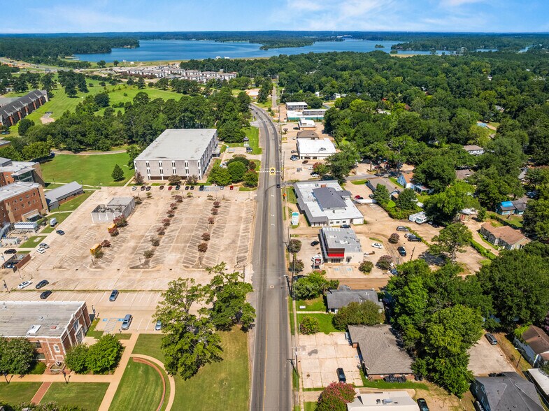 More Photos Of 816 University Pky, Natchitoches Office For Sale