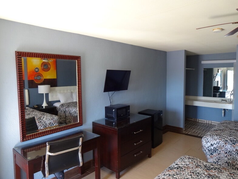More Photos Of 3201 S 10th St, McAllen Hotel For Sale