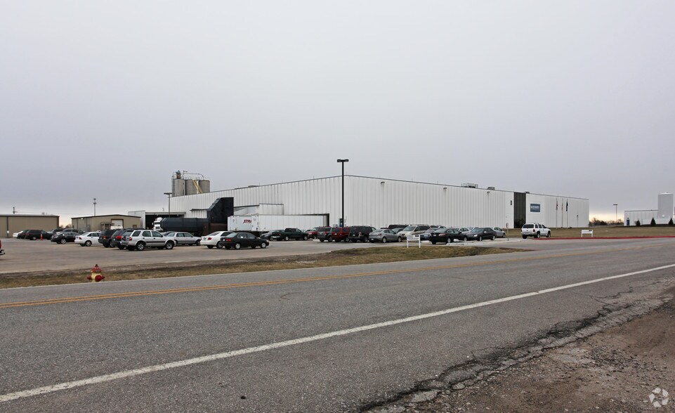 More Photos Of 400 Prairie Village Dr, New Century Manufacturing For Lease