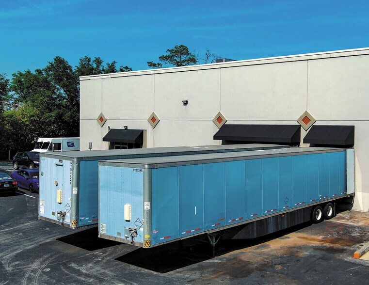 More Photos Of 7800-7822 Kingspointe Pky, Orlando Warehouse For Lease