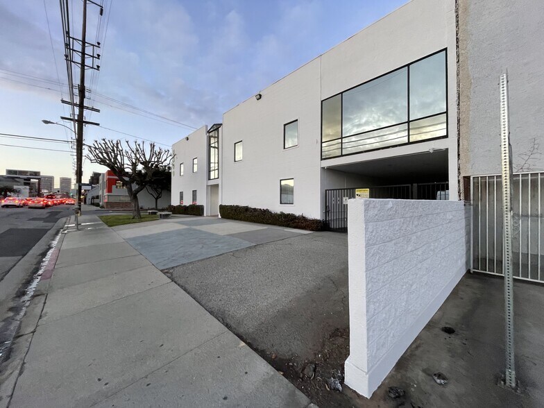 More Photos Of 2300 S Sepulveda Blvd, Los Angeles Office For Lease