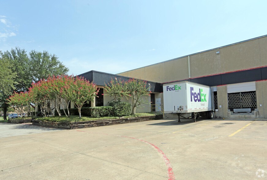 More Photos Of 3410 Century Cir, Irving Warehouse For Lease
