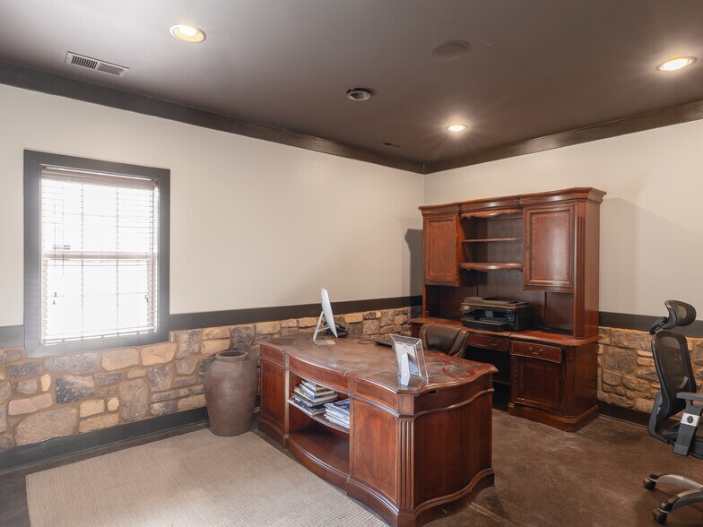 More Photos Of 1443 S Batesville Rd, Greer Showroom For Lease