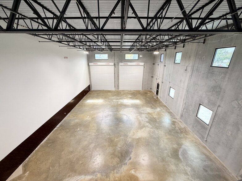 More Photos Of 3929 Pipkin Rd, Lakeland Warehouse For Lease