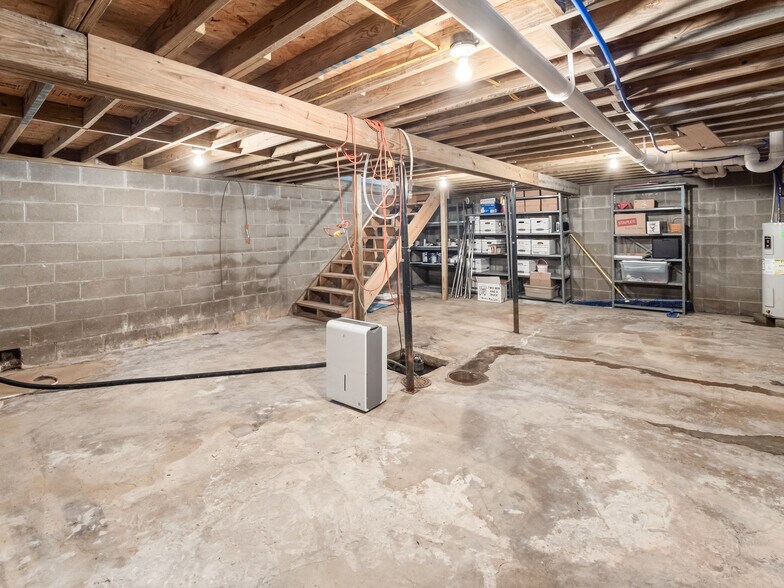 More Photos Of 24 S Main St, London General Retail For Sale