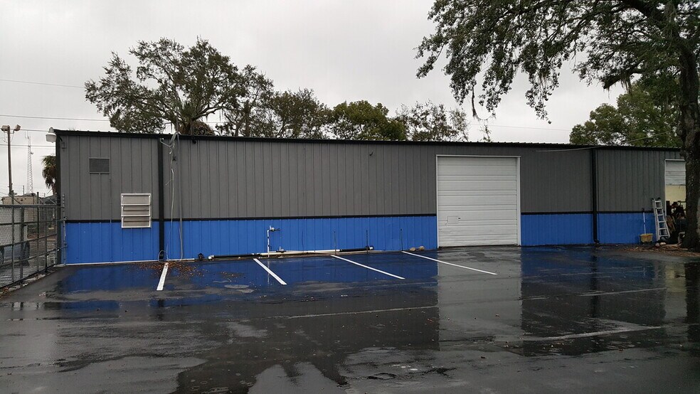 More Photos Of 2300 Grand Blvd, Holiday Light Distribution For Lease