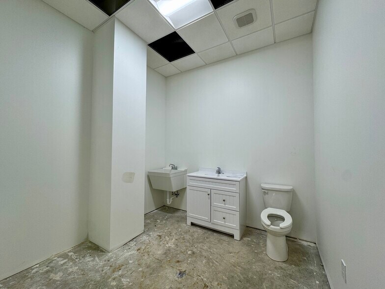 More Photos Of 5700 Eastside Parkway Dr, Gas City Light Distribution For Lease