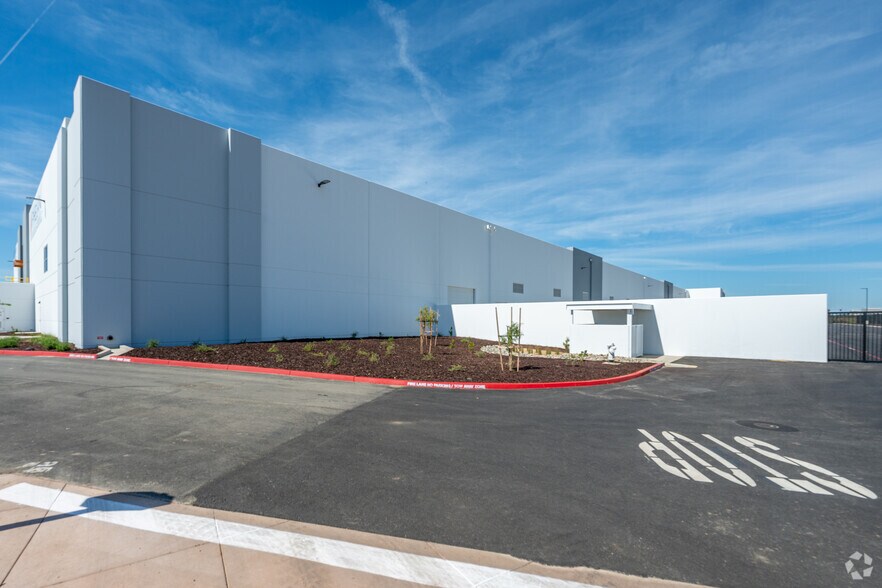 More Photos Of 4525 W Elkhorn Blvd, Sacramento Distribution For Sale