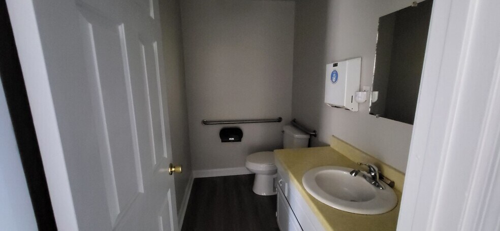 More Photos Of 2300 N Pine St, Lumberton Office For Lease