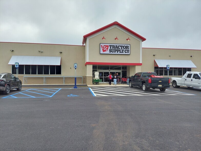 Primary Photo Of 2092 Highway 15, Pontotoc Storefront For Sale