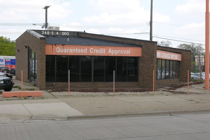 More Photos Of 877 E Eight Mile Rd, Hazel Park Showroom For Sale