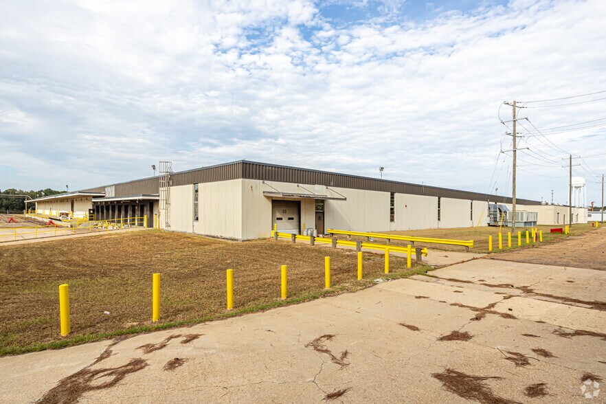 More Photos Of 1001 Industrial Park Dr, Clinton Manufacturing For Lease
