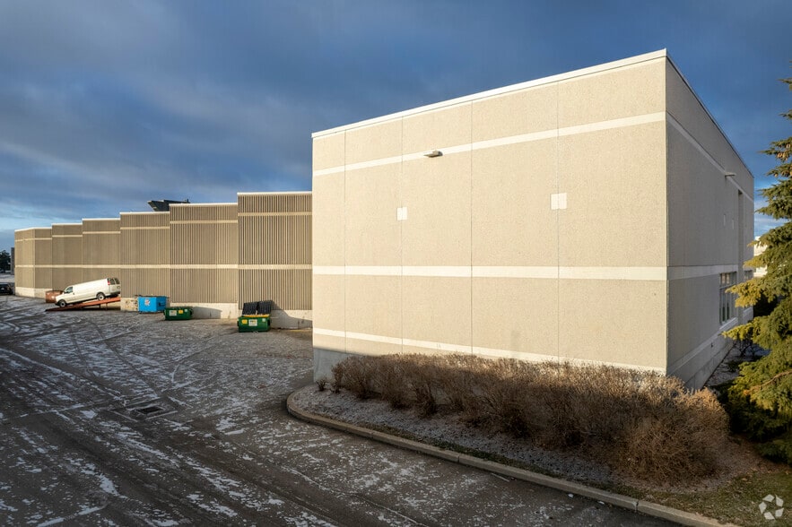More Photos Of 3200 Ridgeway Dr, Mississauga Warehouse For Lease
