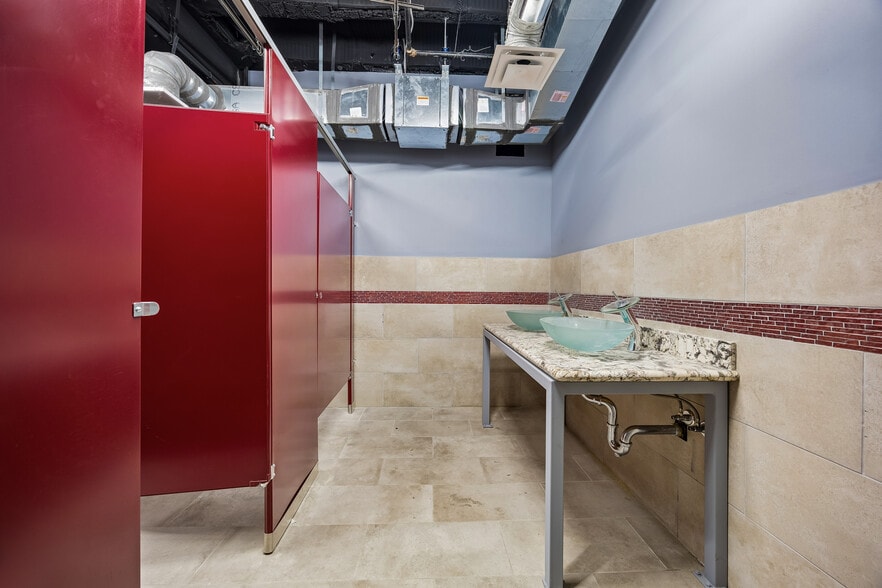 More Photos Of 917 Main St, Houston Apartments For Sale