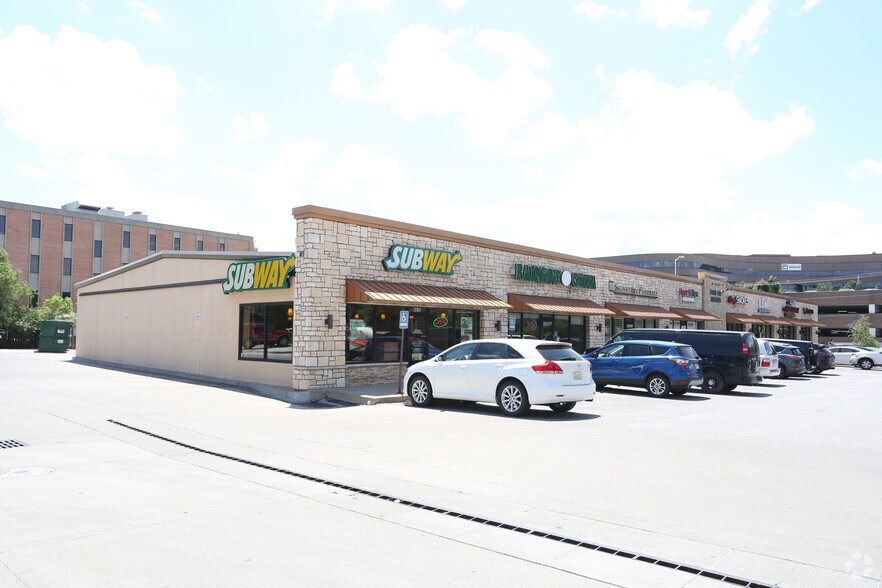 More Photos Of 801-815 Lakewood Blvd, Lee's Summit General Retail For Lease