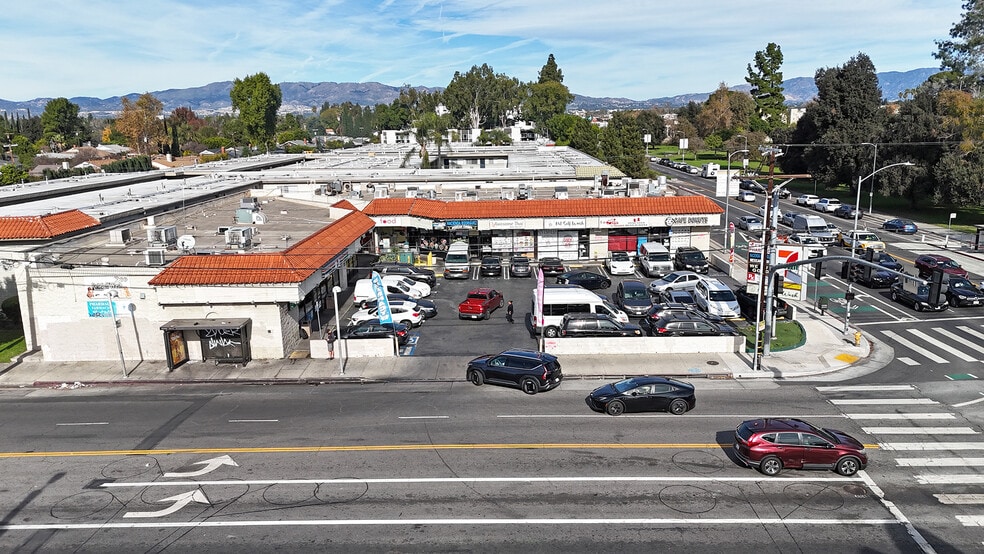 More Photos Of 18501 Victory Blvd, Reseda Unknown For Lease