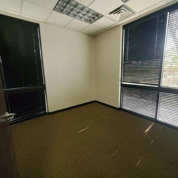 More Photos Of 16841 N 31st Ave, Phoenix Office For Sale