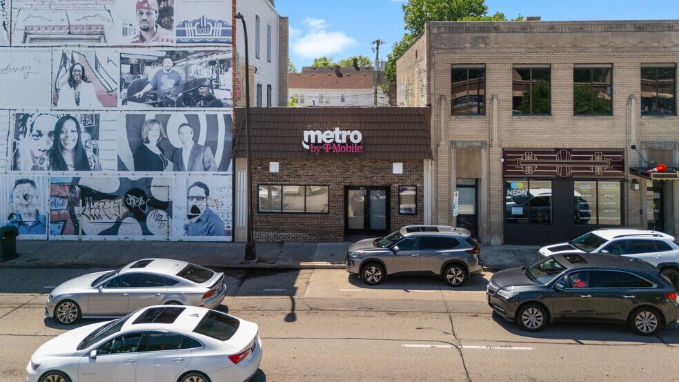 More Photos Of 1005 W Broadway Ave, Minneapolis Storefront For Sale