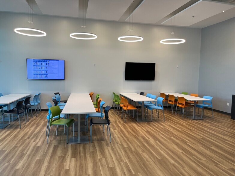 More Photos Of 1110 W Hibiscus Ave, Melbourne Flex For Lease