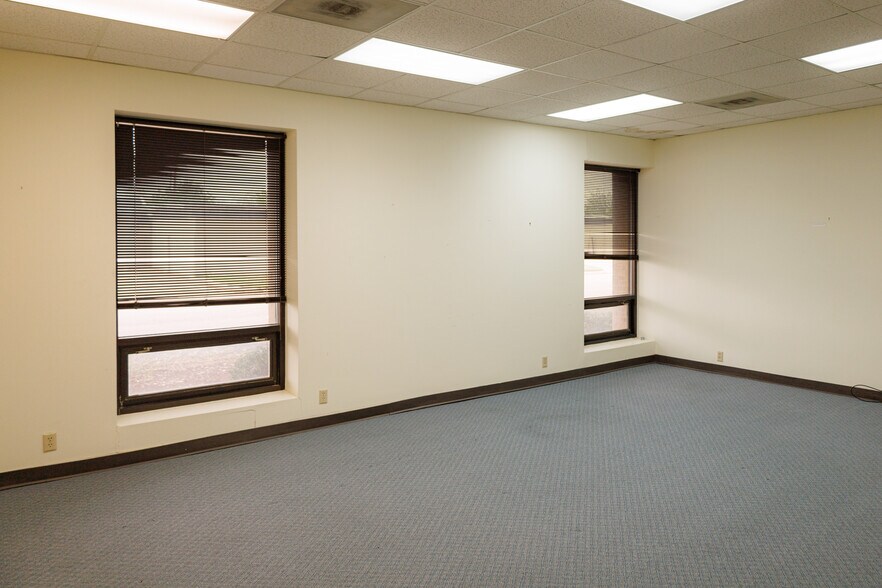 More Photos Of 301-305 S Pioneer Dr, Abilene Office For Lease