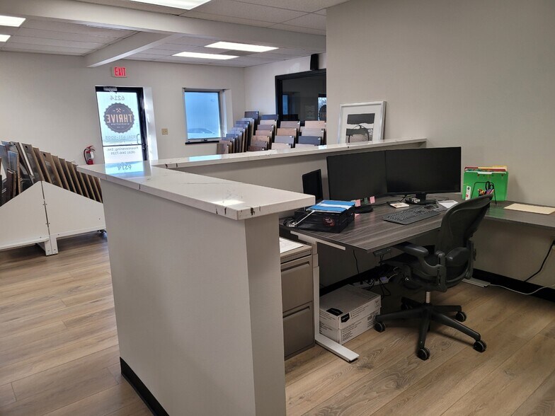 More Photos Of 6214 NW Kelly Dr, Parkville Flex For Lease