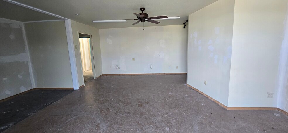 More Photos Of 206 Kings Plz, Granbury Freestanding For Sale
