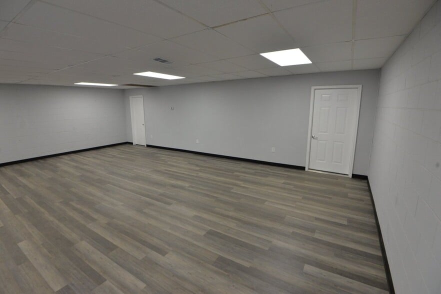 More Photos Of 4652B Jonesboro Rd, Forest Park Specialty For Lease