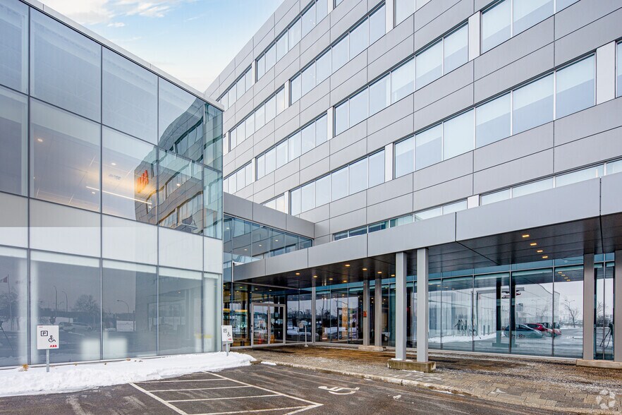 More Photos Of 800 Boul Hymus, Montréal Office For Lease