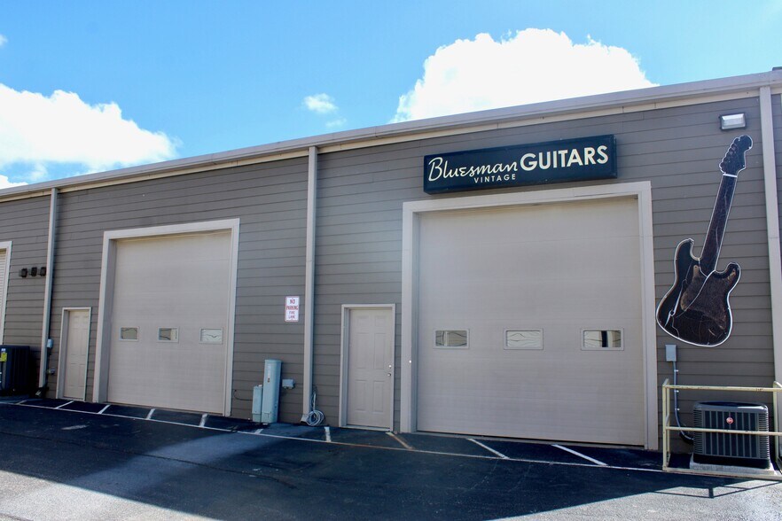 More Photos Of 4922 Port Royal Rd, Spring Hill Light Distribution For Sale