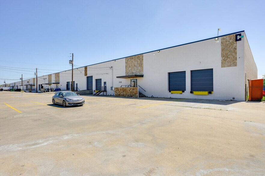 More Photos Of 2838-2910 Anode Ln, Dallas Warehouse For Lease