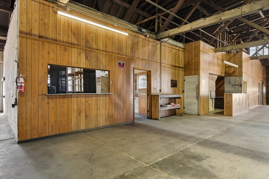 More Photos Of 201 N 2nd St, Raton Auto Repair For Sale