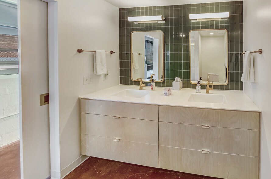 More Photos Of 121 St Emanuel St, Houston Flex For Sale