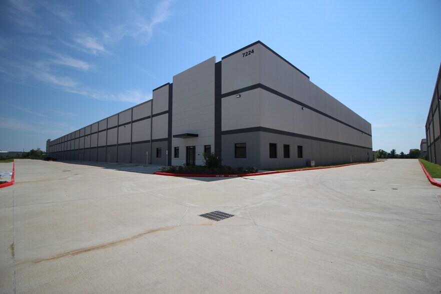 More Photos Of 7212 E Freeway, Baytown, TX 77521, USA Fwy, Baytown Distribution For Sale