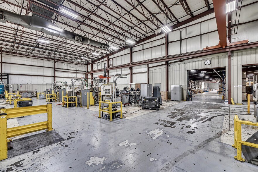 More Photos Of 202 1st St S, Kalona Manufacturing For Sale