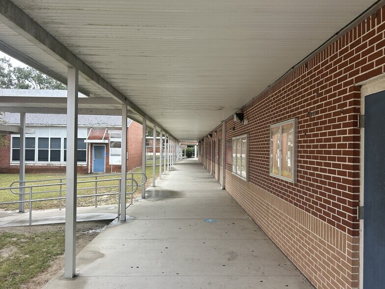 More Photos Of 101 S Prospect St, Crescent City Flex For Sale