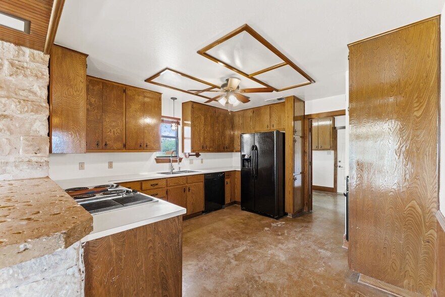 More Photos Of 600 County Road 263, Liberty Hill Specialty For Lease