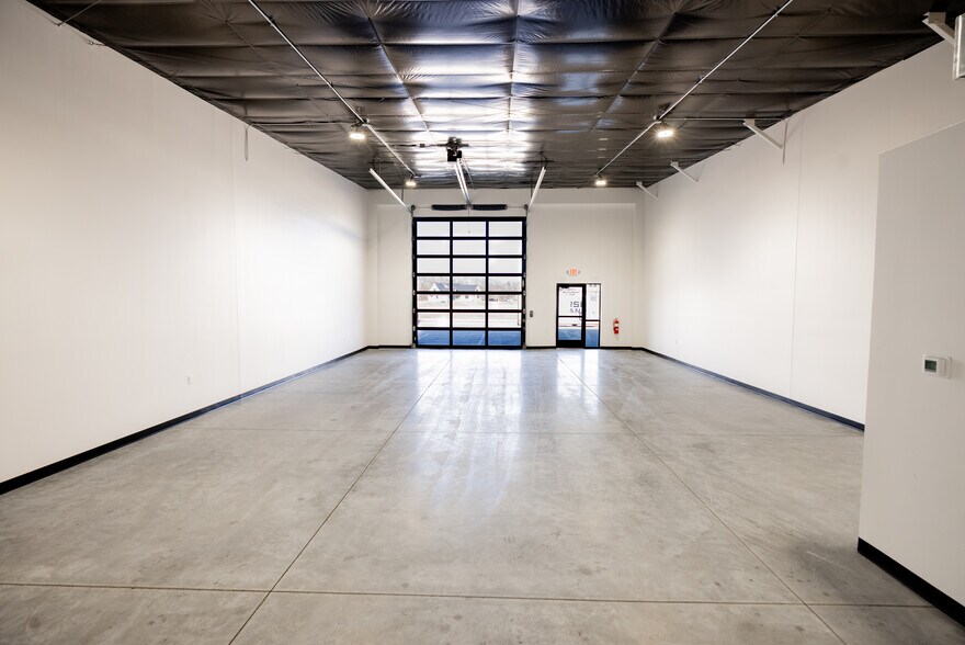 More Photos Of 23901 Southwest St, Waterloo Flex For Lease