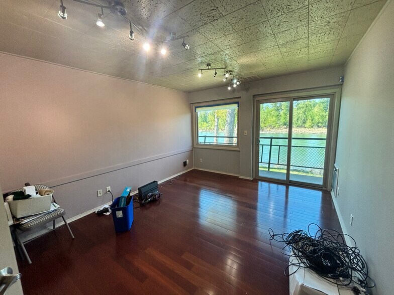 More Photos Of 131 NE Pine St, Salem Office For Lease