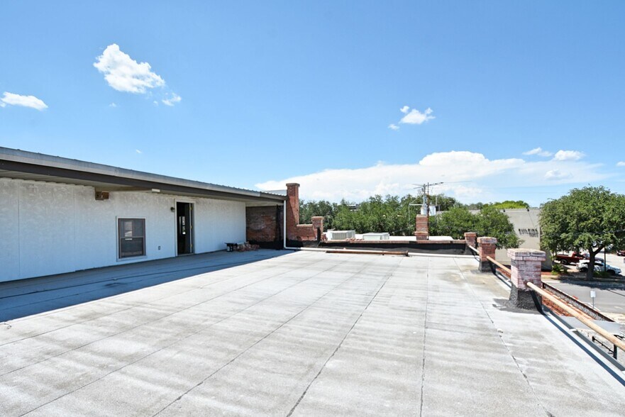 More Photos Of 109-111 N River St, Seguin Office For Sale