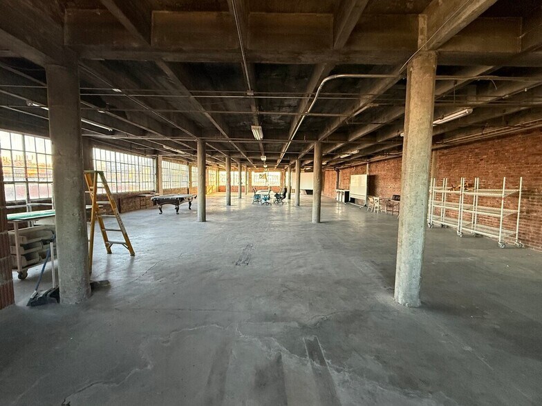 More Photos Of 1350 Woodswether Rd, Kansas City Flex For Lease