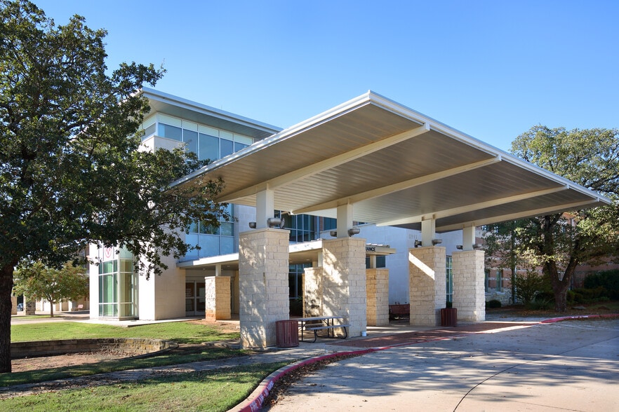 More Photos Of 1905 Doctors Hospital Dr, Bridgeport Healthcare For Sale