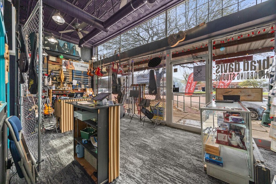 More Photos Of 1132 Main St, Commerce Flex For Sale