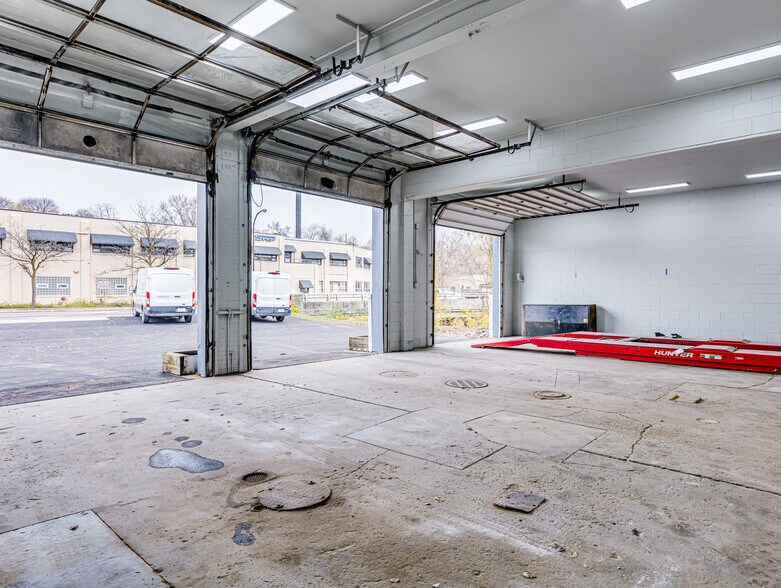 More Photos Of 1826 E Market St, Akron Auto Repair For Sale