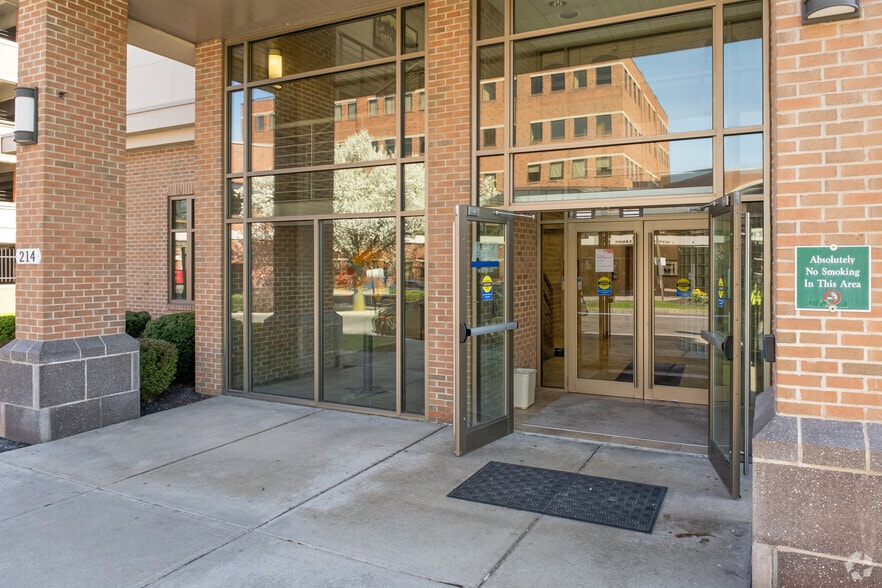 More Photos Of 214 Alexander St, Rochester Medical For Lease