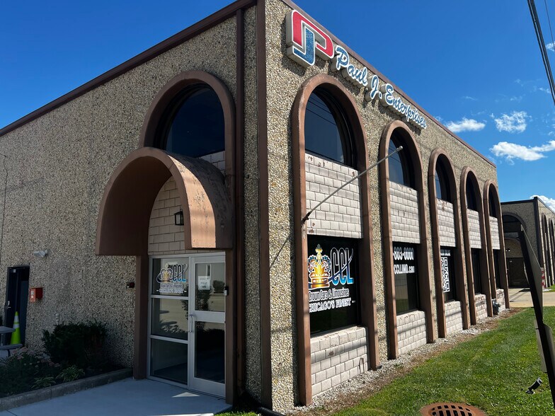 More Photos Of 115 N Prospect Ave, Itasca Showroom For Sale