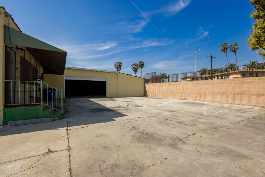 More Photos Of 2703 Southwest Dr, Los Angeles Warehouse For Lease